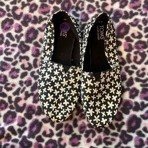 Nearly new Tom’s with daisies